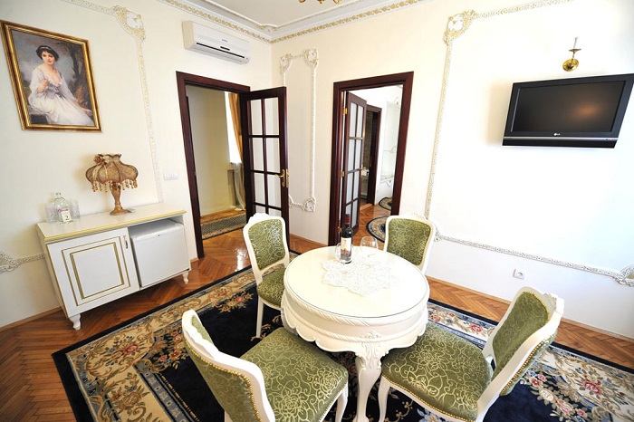 Queen’s Astoria Design 12